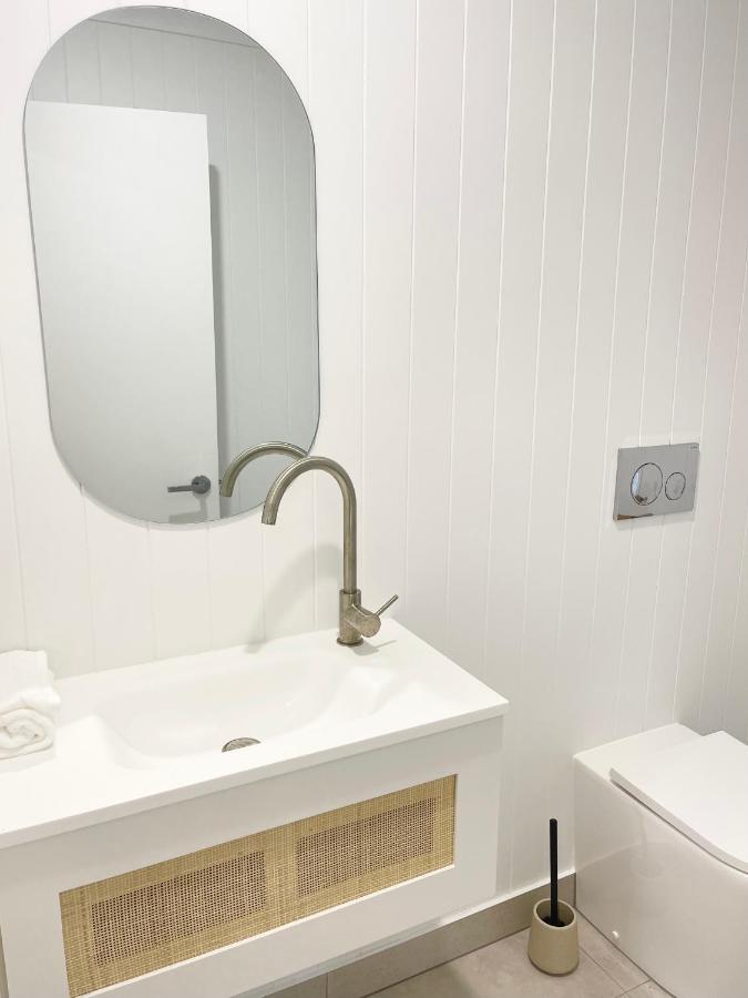 Unbeatable Riverfront Luxury Style House * Gold Coast