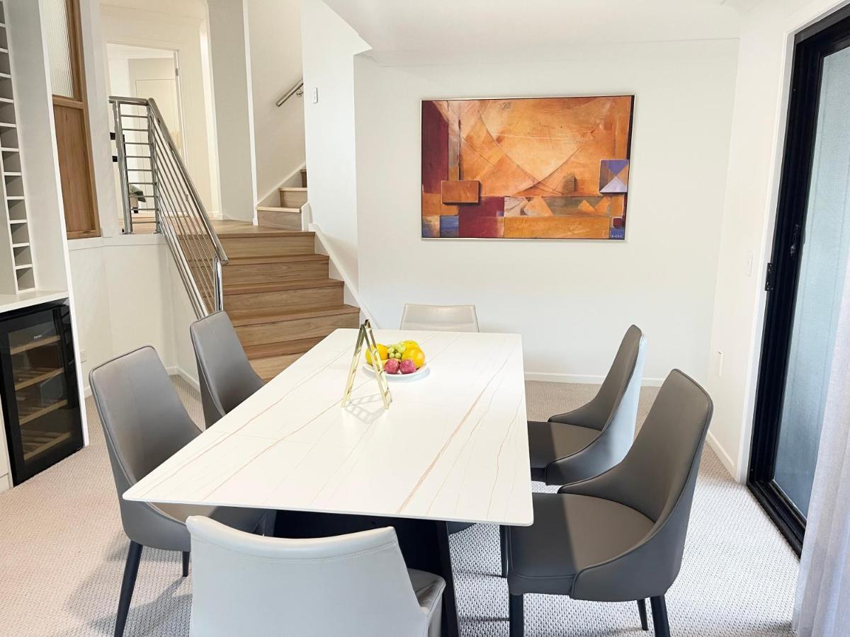 Unbeatable Riverfront Luxury Style House Villa Gold Coast